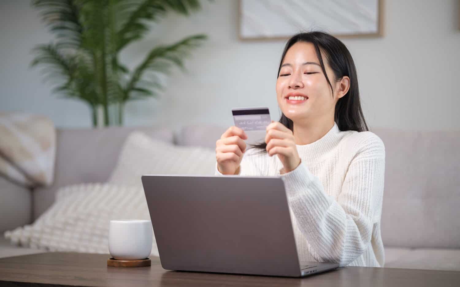 A young woman makes an online purchase with FX payments at the cross-border checkout.
