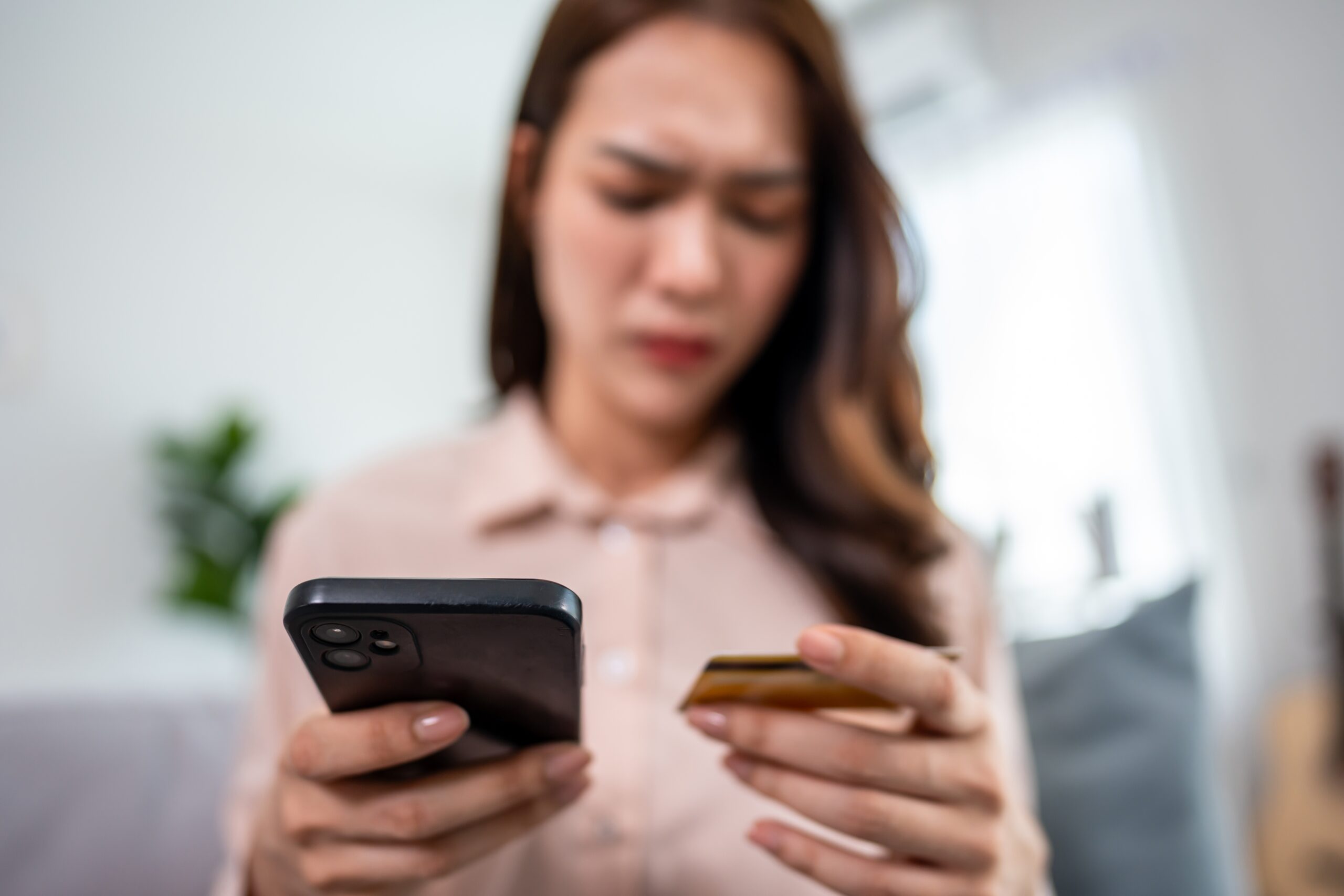 A frustrated woman faces checkout difficulties. Payment system inefficiencies affect the experience. 